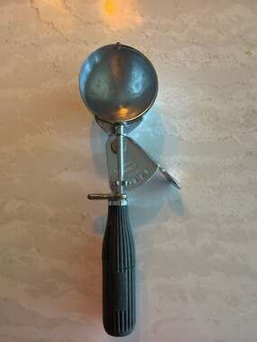 Vintage Hamilton Beach Model 60-B Ice Cream Scoop with Black Ribbed Handle